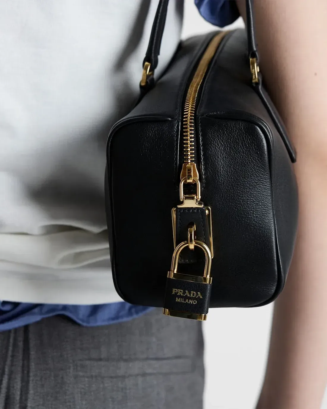 Prada Кожаная сумка среднего размера с верхней ручкой и замком Black - фото 4