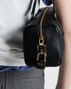Prada Кожаная сумка среднего размера с верхней ручкой и замком Black - фото 4