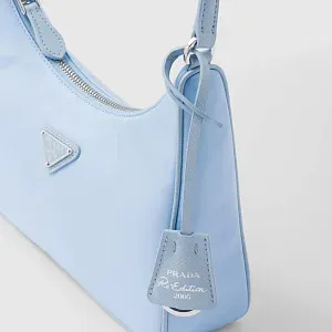 Prada Мини-сумка Re-Edition 2005 из Re-Nylon и сафьяновой кожи Light Blue - фото 6