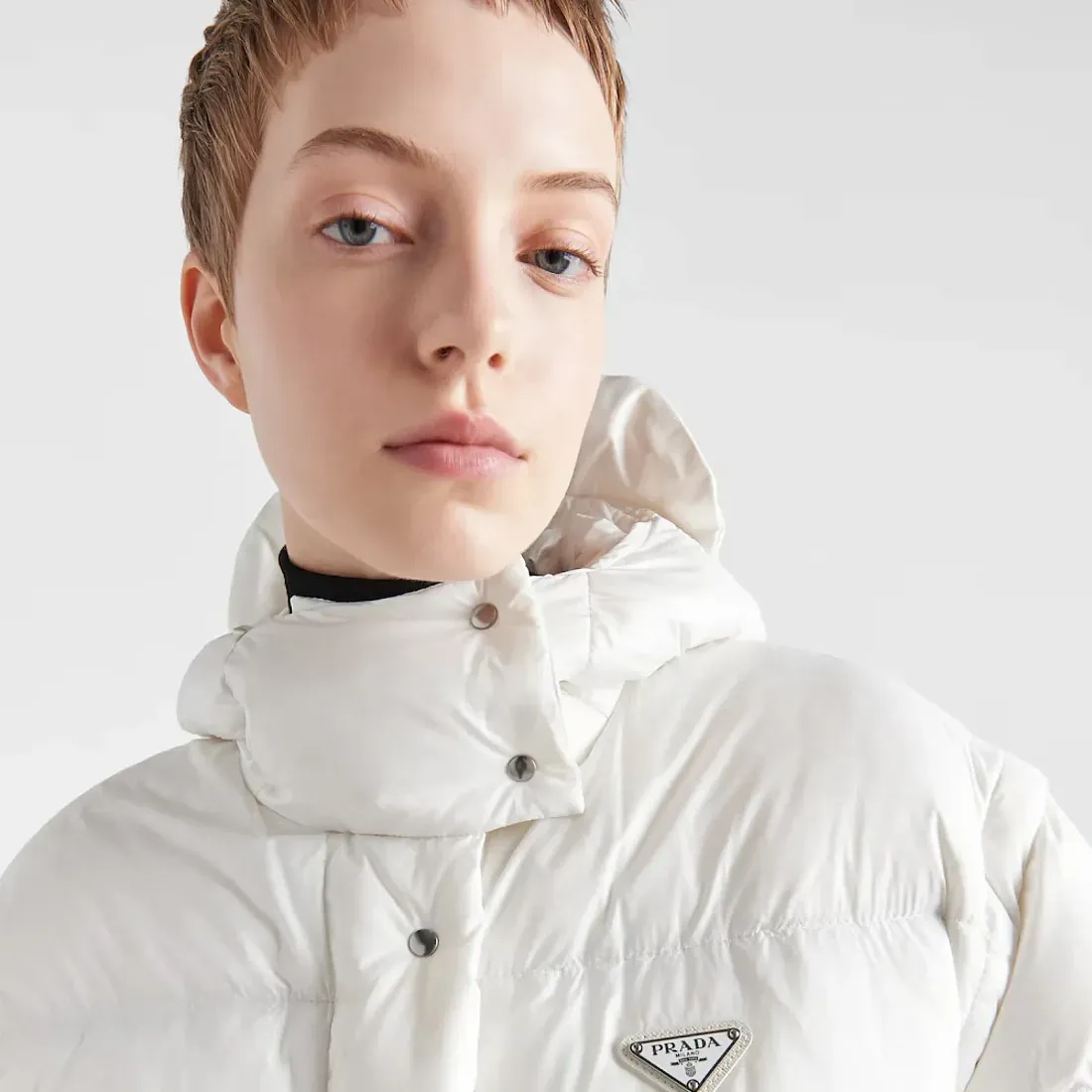 Prada Укороченный пуховик-трансформер из Re-Nylon White - фото 3