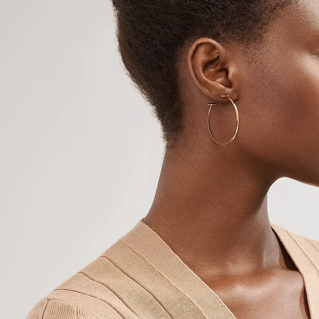 Tiffany & Co. Серьги T Wire Hoop Earrings Rose Gold - фото 2