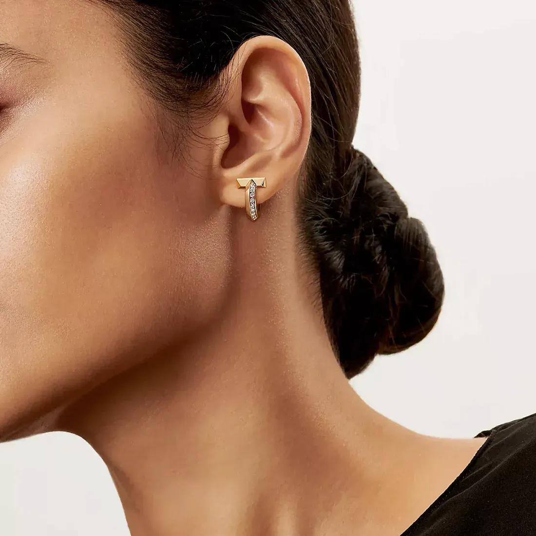 Tiffany & Co. Серьги T T1 Hoop Earrings with Diamonds Yellow Gold - фото 2
