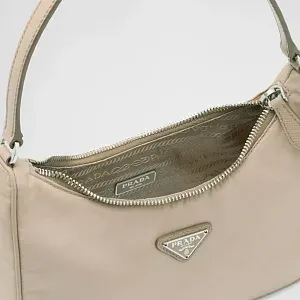Prada Мини-сумка Re-Edition 2005 из Re-Nylon и сафьяновой кожи Desert Beige - фото 7