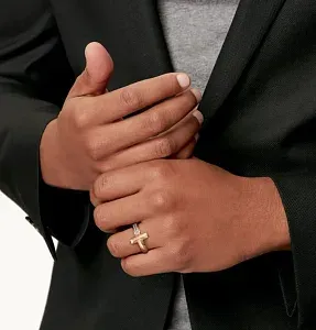 Tiffany & Co. Кольцо T T1 Ring in Yellow Gold with Diamonds Men - фото 2