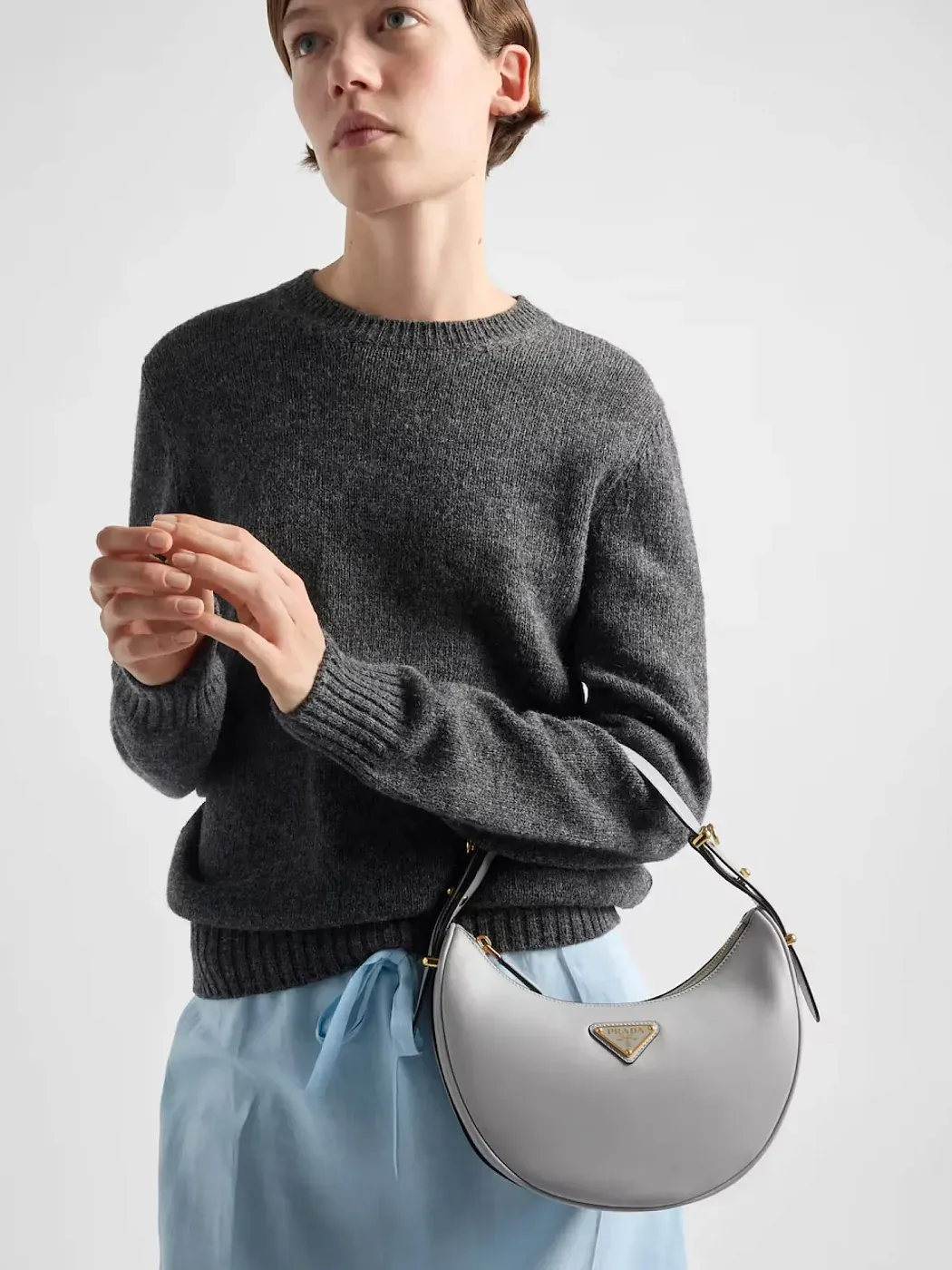Prada Маленькая кожаная сумка через плечо Arque Granite Gray - фото 2