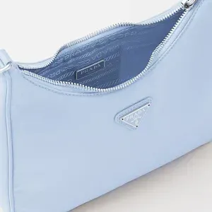 Prada Сумка Re-Edition 2005 из Re-Nylon Light Blue - фото 7