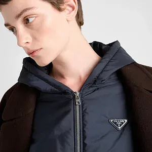 Prada Легкая куртка-бомбер с капюшоном из материала Re-Nylon - фото 3