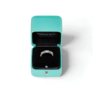 Tiffany & Co. Обручальное кольцо Together Milgrain Band Ring in Platinum with a Diamond, 4 mm Wide - фото 4