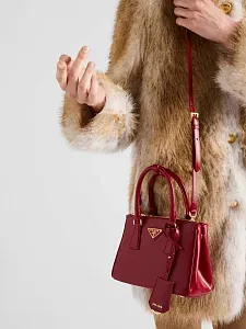 Prada Мини-сумка Galleria из лакированной сафьяновой кожи Cherry Red - фото 8