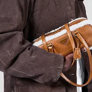 Prada Средняя сумка с двумя ручками из овчины - фото 5