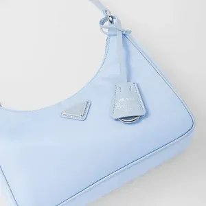 Prada Мини-сумка Re-Edition 2005 из Re-Nylon и сафьяновой кожи Light Blue - фото 5