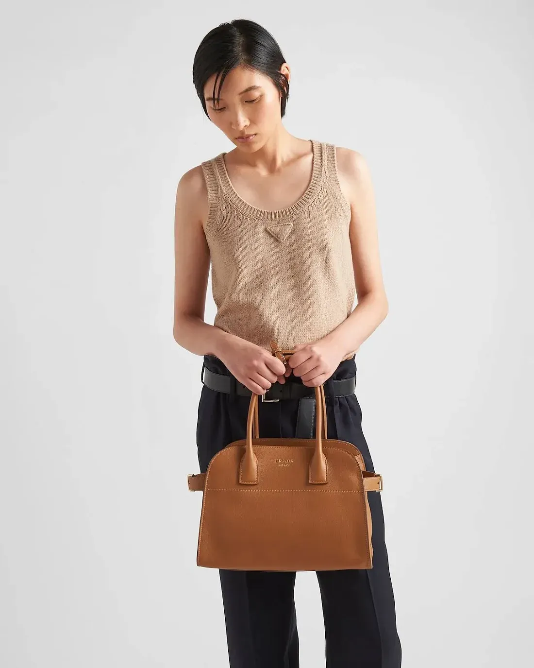 Prada Кожаная сумка-тоут среднего размера Caramel - фото 5