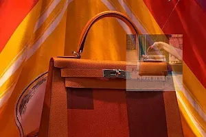 Hermès Kelly 28 Letter Apricot Feu Brique Epsom Palladium Hardware - фото 2
