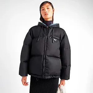 Prada Пуховая куртка с капюшоном из габардина Re-Nylon - фото 4