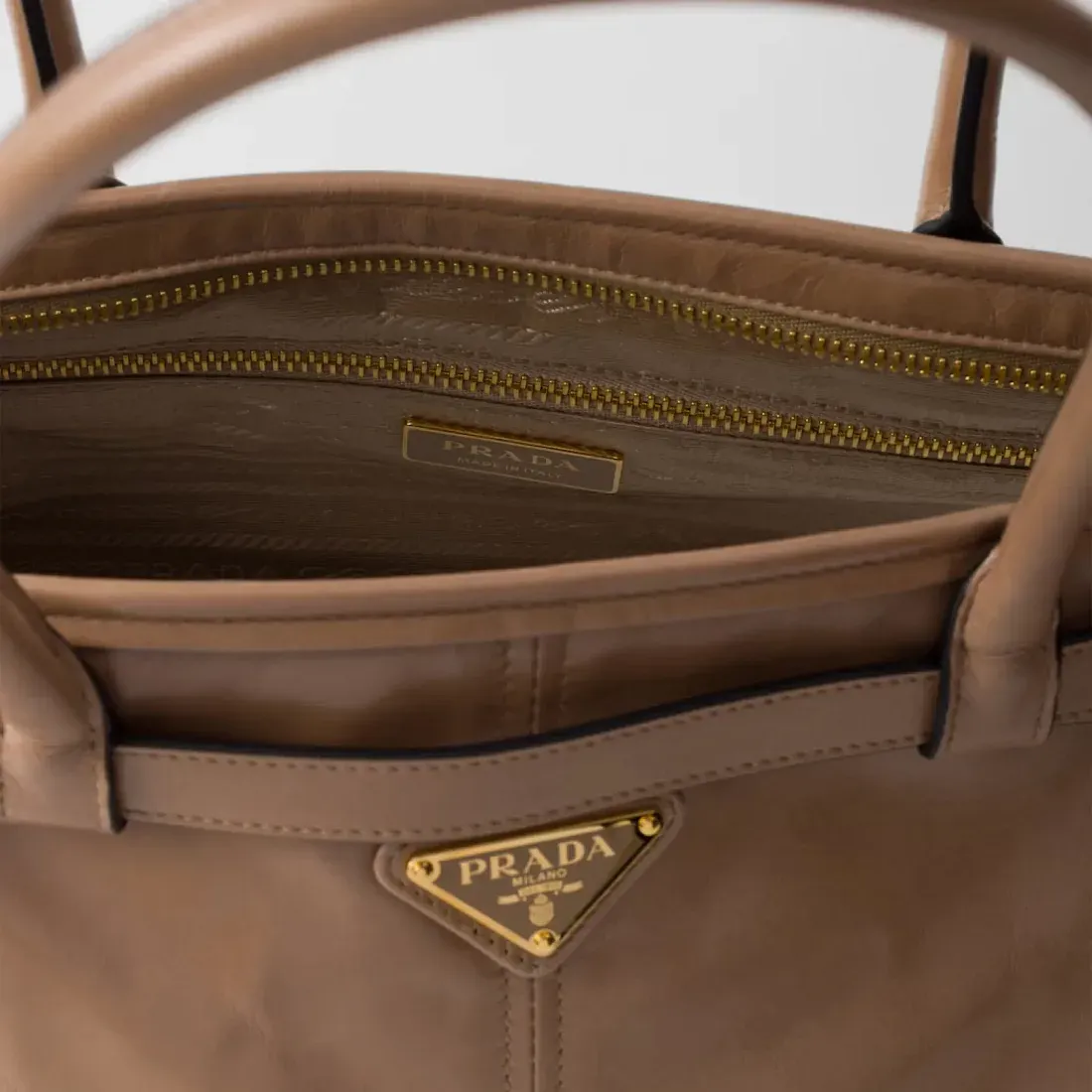 Prada Большая кожаная сумка Pale Pink - фото 7