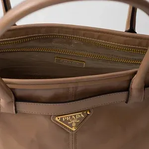 Prada Большая кожаная сумка Pale Pink - фото 7