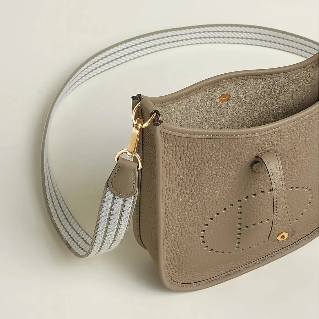 Hermès Сумка Evelyne 16 Beige Marfa Gris Pale Clemence Gold Hardware - фото 3