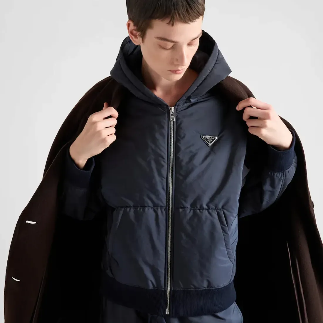Prada Легкая куртка-бомбер с капюшоном из материала Re-Nylon - фото 4