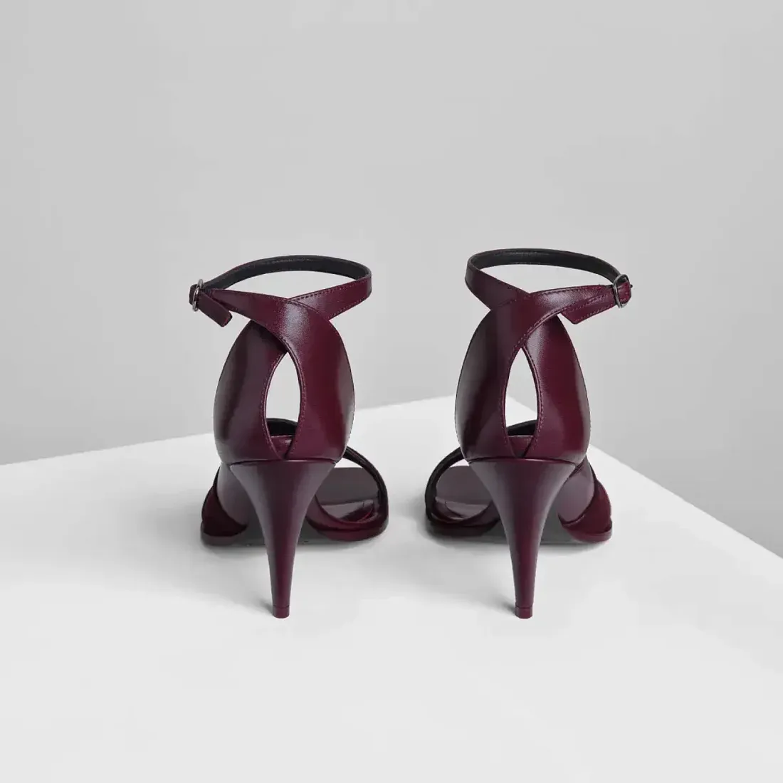 Phoebe Philo Ассиметричные сандалии из черной кожи с каблуком 90 Oxblood - фото 4