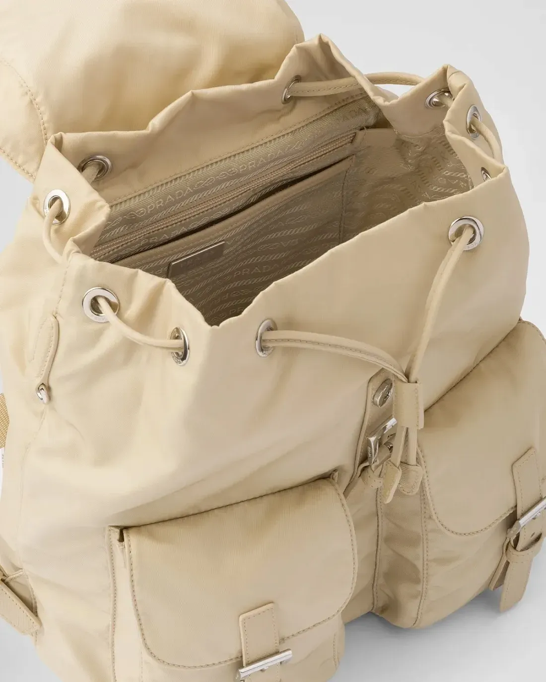 Prada Средний рюкзак Re-Nylon Desert Beige - фото 3