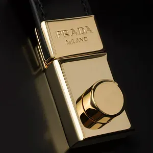Prada Сумка Cleo из лакированной кожи с застежкой-клапаном - фото 6