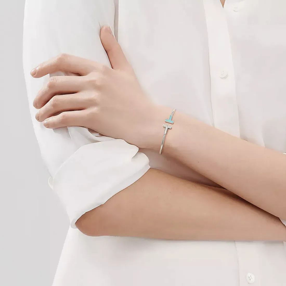Tiffany & Co. Браслет T Diamond and Turquoise Wire Bracelet in White Gold - фото 2