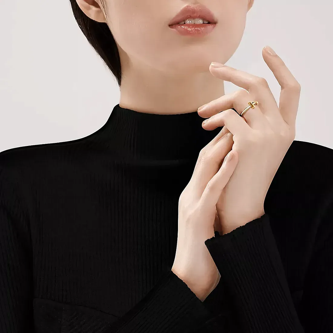Tiffany & Co. Кольцо T T1 Ring with Diamonds Yellow Gold - фото 2