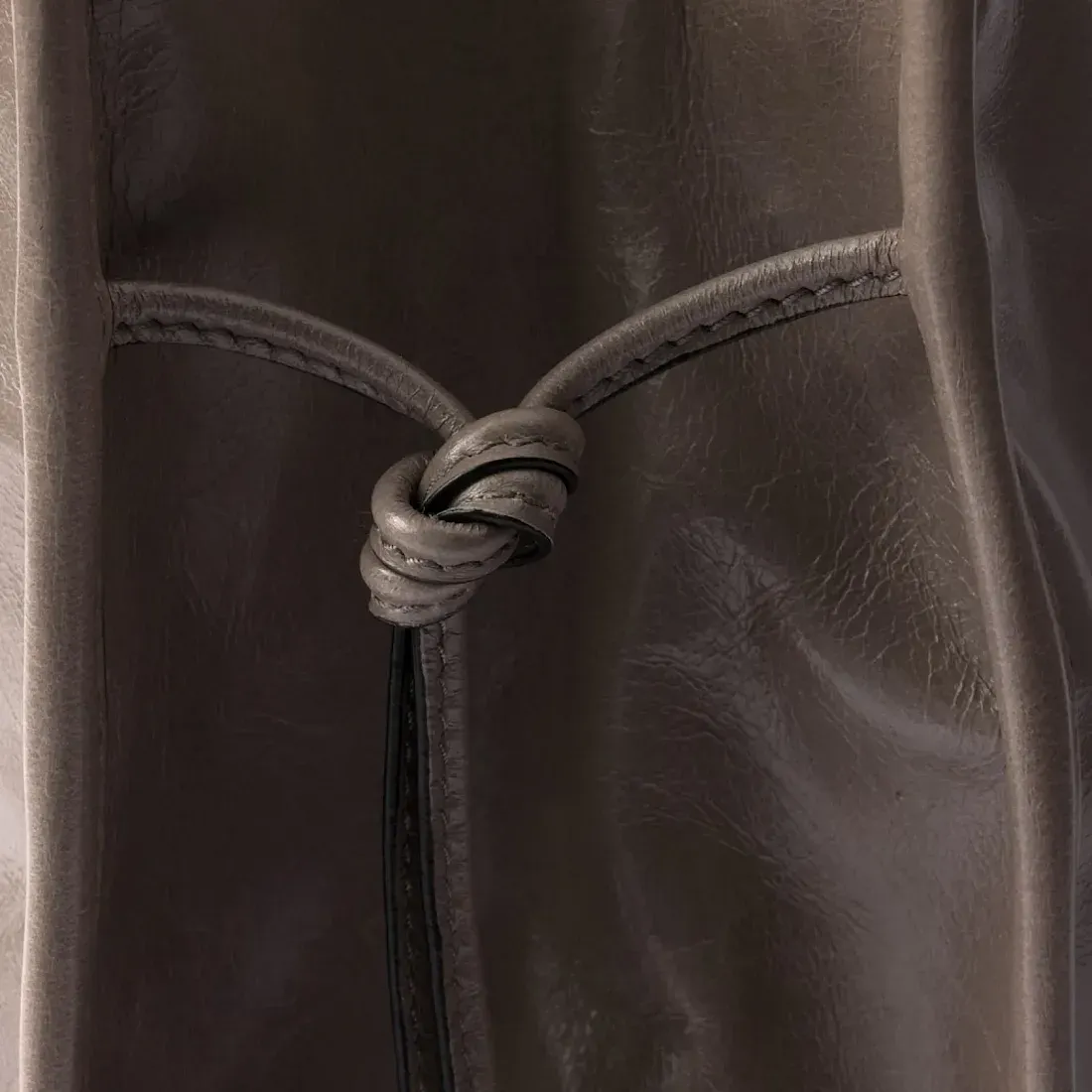 Prada Большая кожаная сумка-тоут Pewter - фото 6