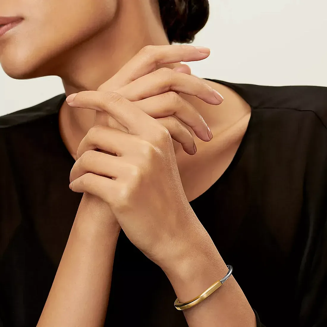 Tiffany & Co. Браслет Lock Bangle Men Yellow and White Gold - фото 2