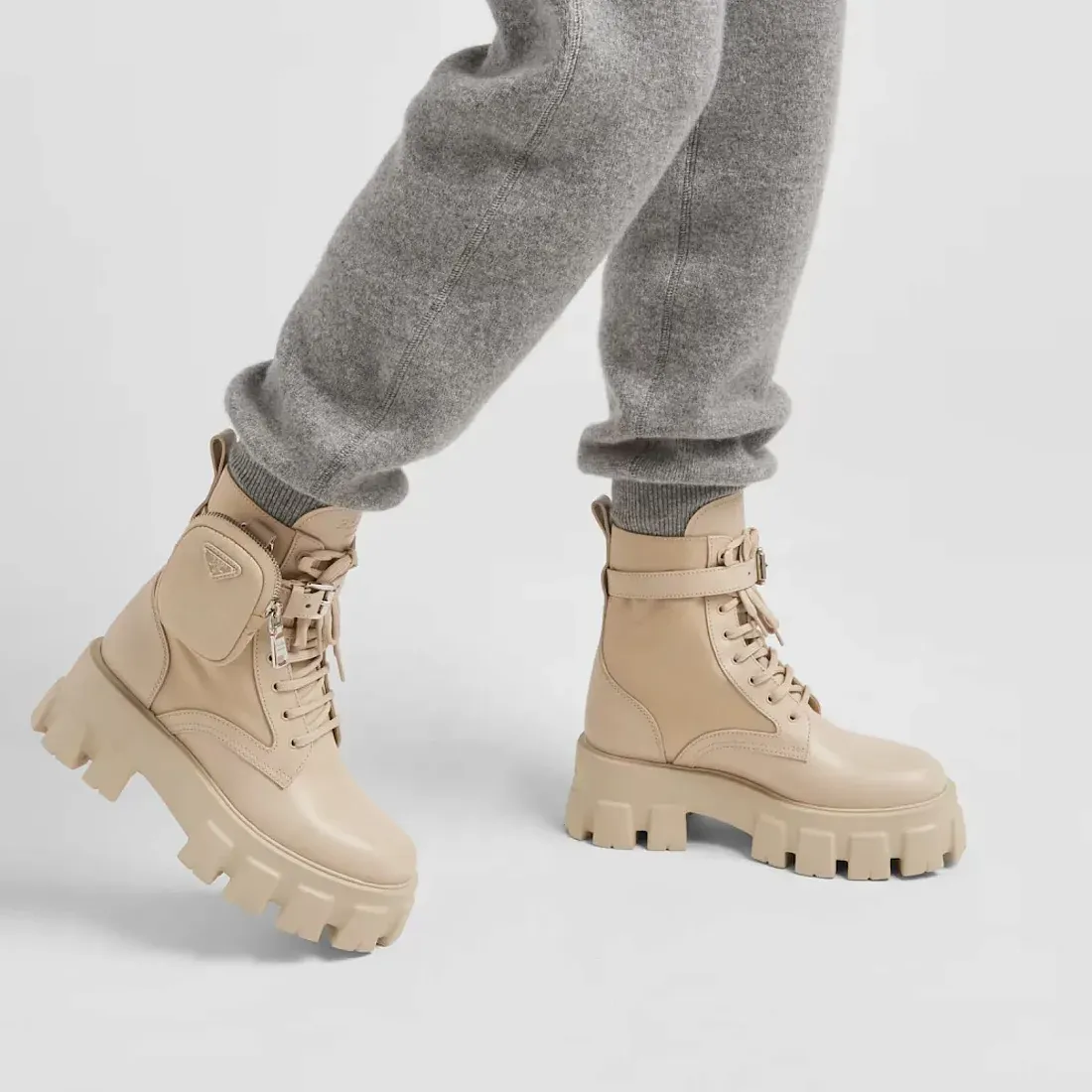 Prada Ботинки Monolith из кожи и Re-Nylon Desert Beige - фото 2