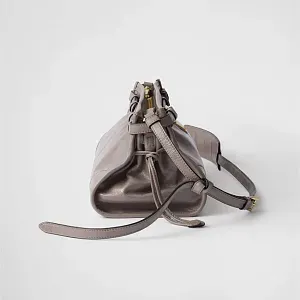 Prada Маленькая кожаная сумка через плечо Pewter - фото 4