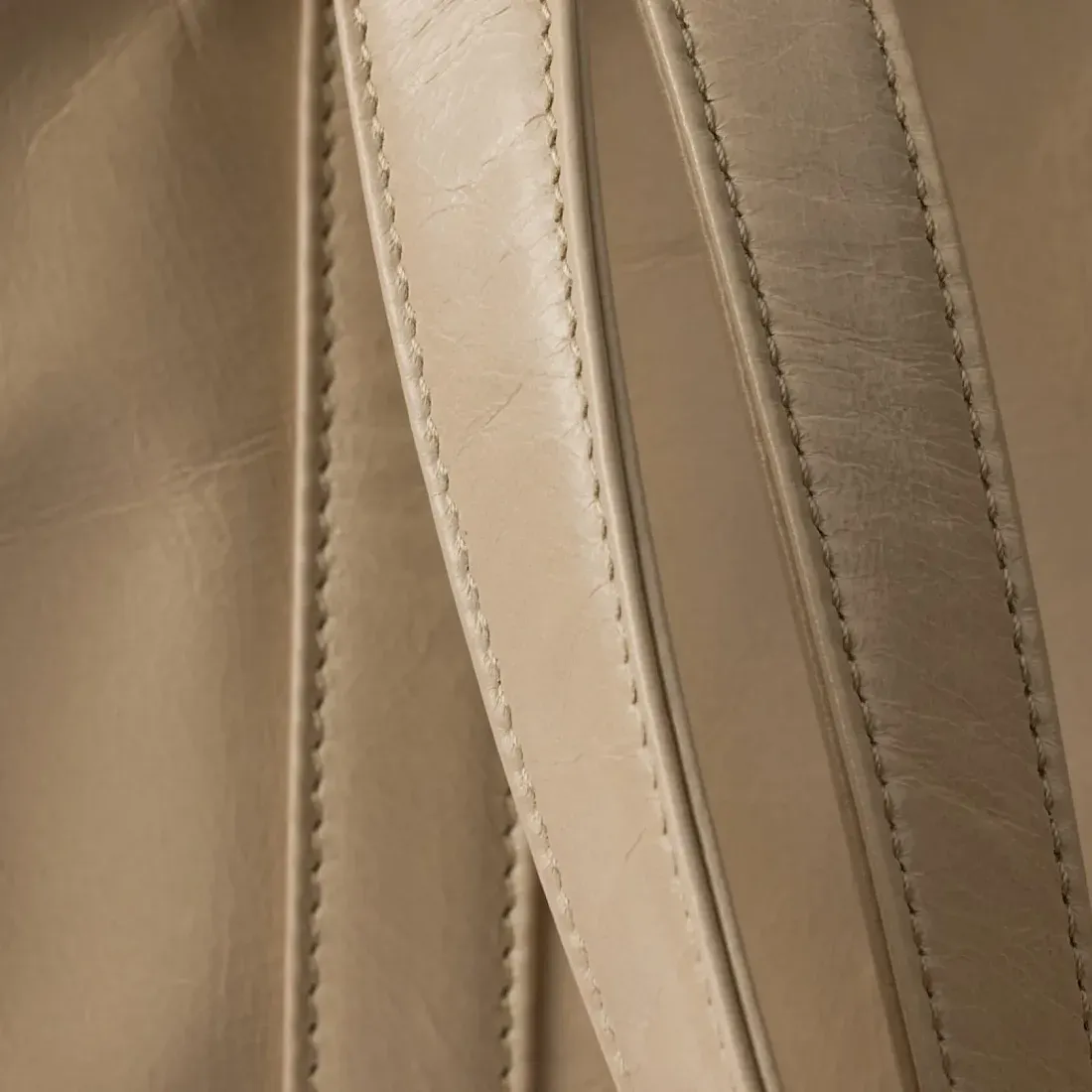 Prada Большая кожаная сумка-тоут Travertine - фото 7