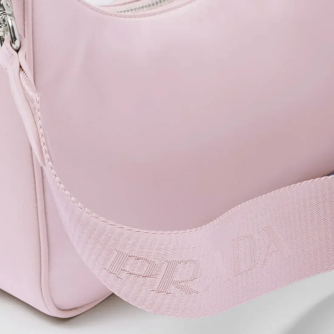Prada Сумка Re-Edition 2005 из Re-Nylon Alabaster Pink - фото 6