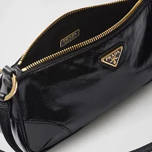 Prada Маленькая кожаная сумка через плечо Re-Edition 2002 Black - фото 5
