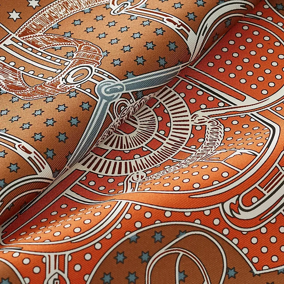 Hermès Шелковая бандана Eperon d'Or 55 Orange Cuit / Noisette / Blanc - фото 3