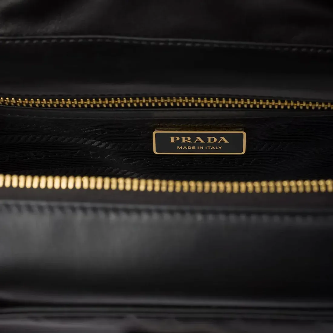 Prada Средняя сумка с верхними ручками из материала Re-Nylon и кожи с замком - фото 7