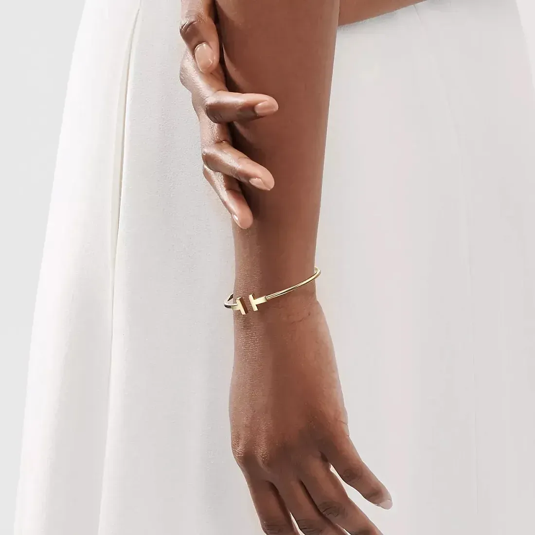 Tiffany & Co. Браслет T Wire Bracelet in Yellow Gold - фото 2