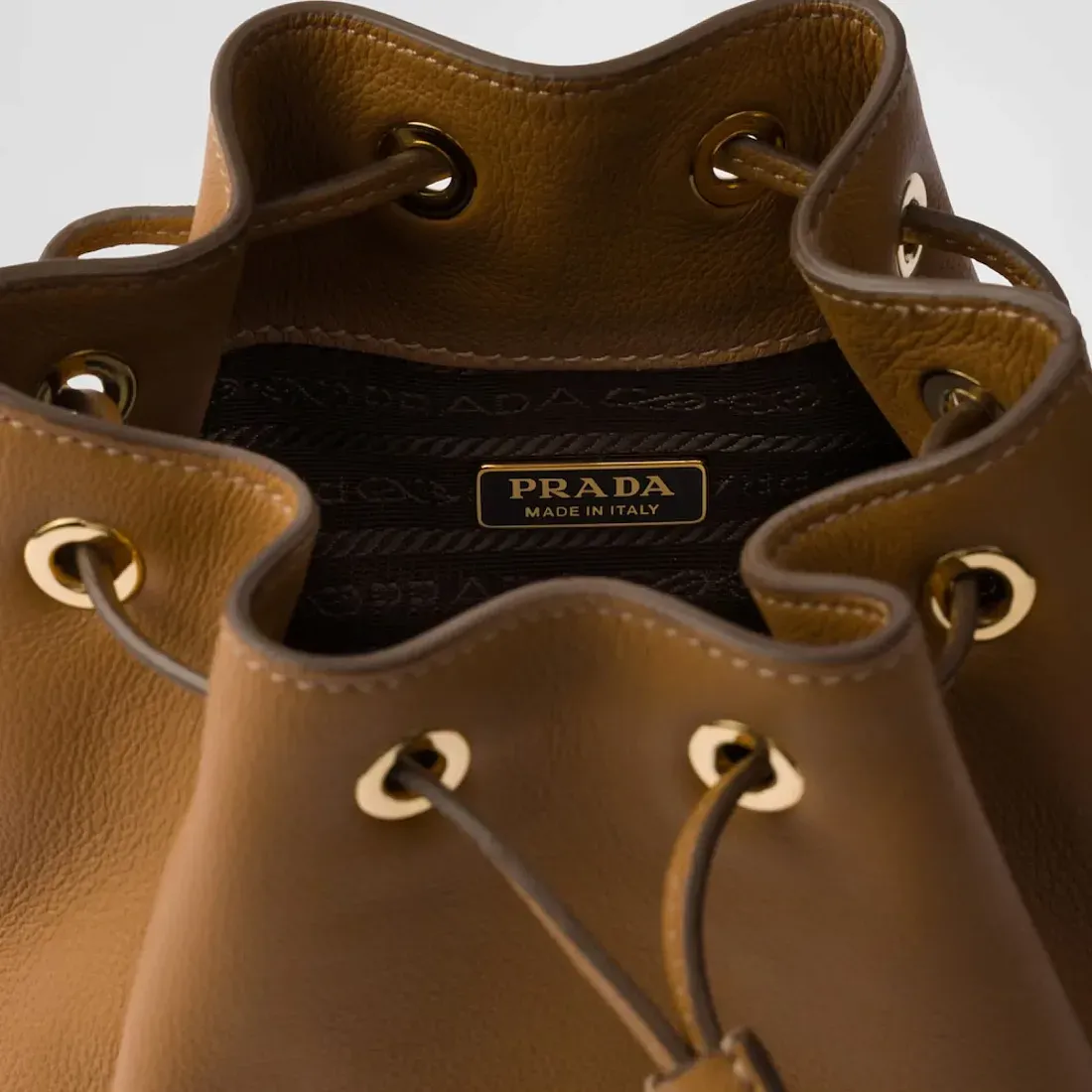Prada Кожаная мини-сумка Caramel - фото 4