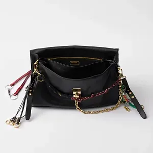 Prada Сумка через плечо Soft Sound из мягкой кожи с подвесками - фото 3