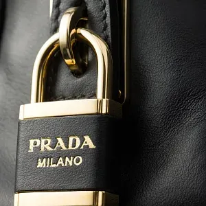 Prada Маленькая сумка-саквояж из материала Re-Nylon и кожи с замком - фото 6