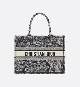 Dior Сумка Book Tote reverse embroidery среднего формата - фото 1