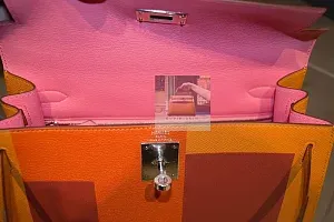 Hermès Kelly 28 Letter Apricot Feu Brique Epsom Palladium Hardware - фото 3