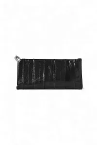 The Row Футляр для солнцезащитных очков Clasp Black из кожи угря - фото 1