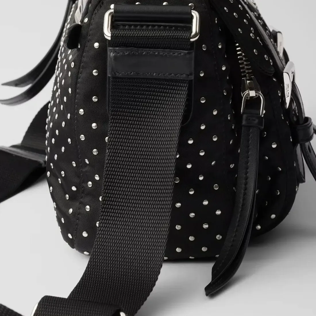 Prada Сумка на плечо из Re-Nylon с заклепками - фото 4