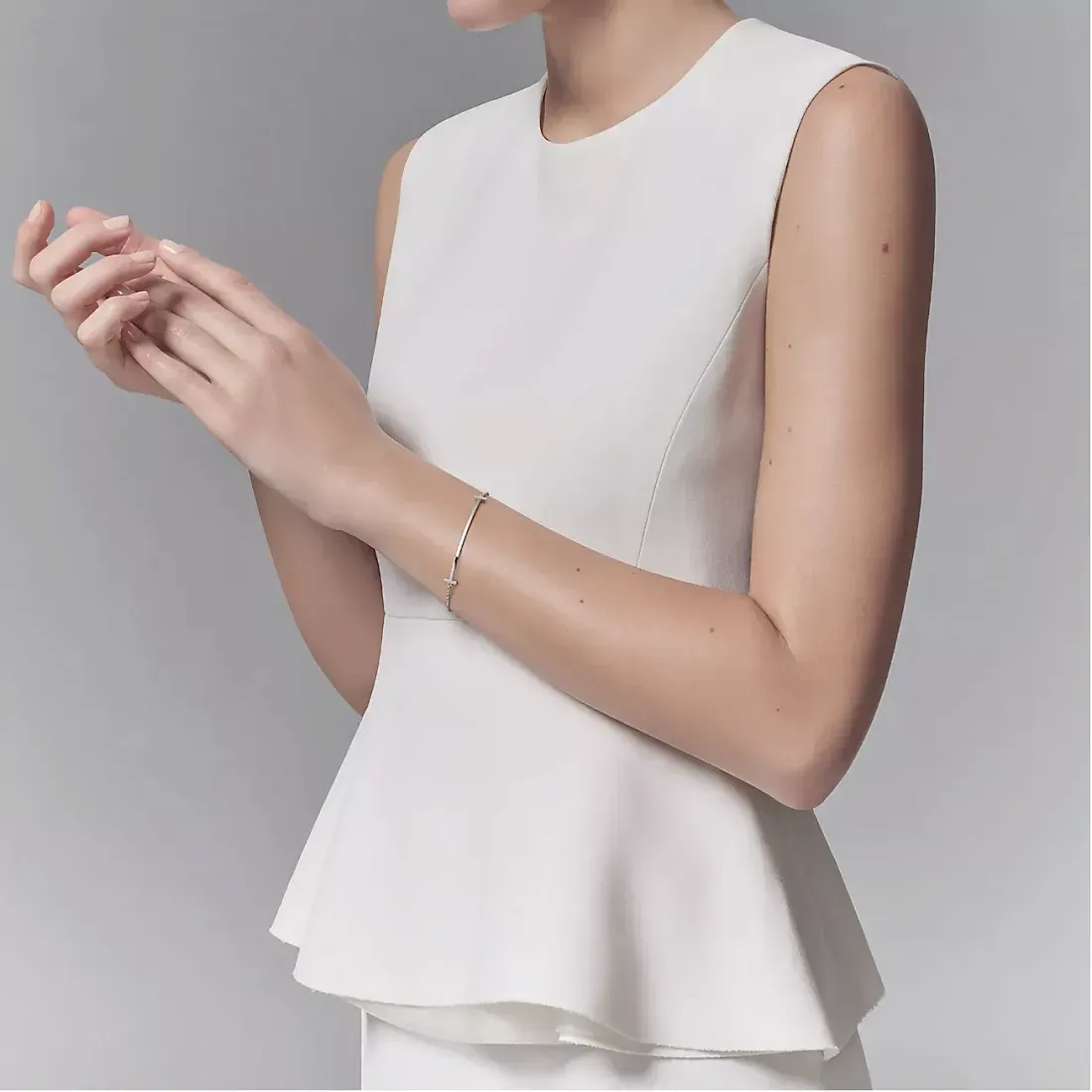 Tiffany & Co. Браслет T Smile Bracelet White Gold - фото 2