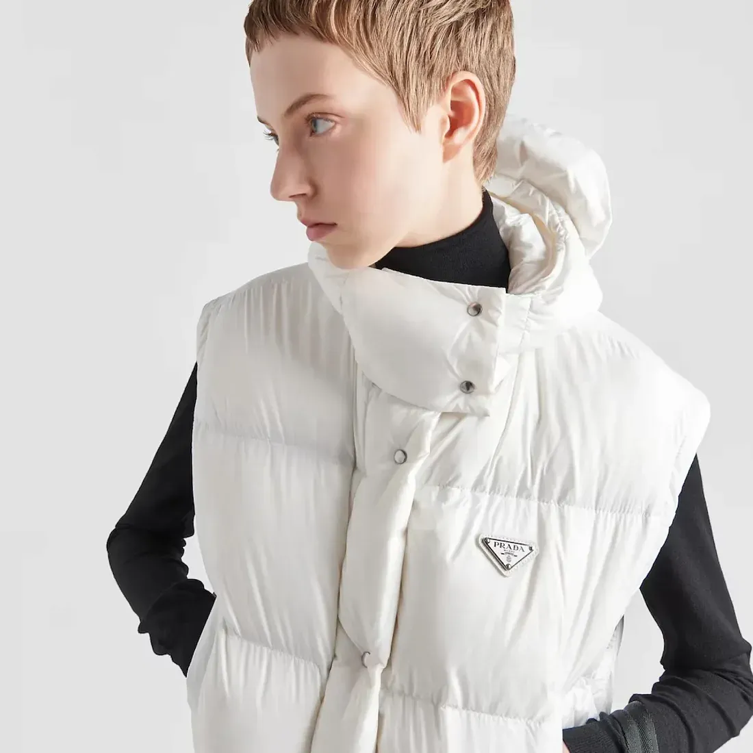 Prada Укороченный пуховик-трансформер из Re-Nylon White - фото 4