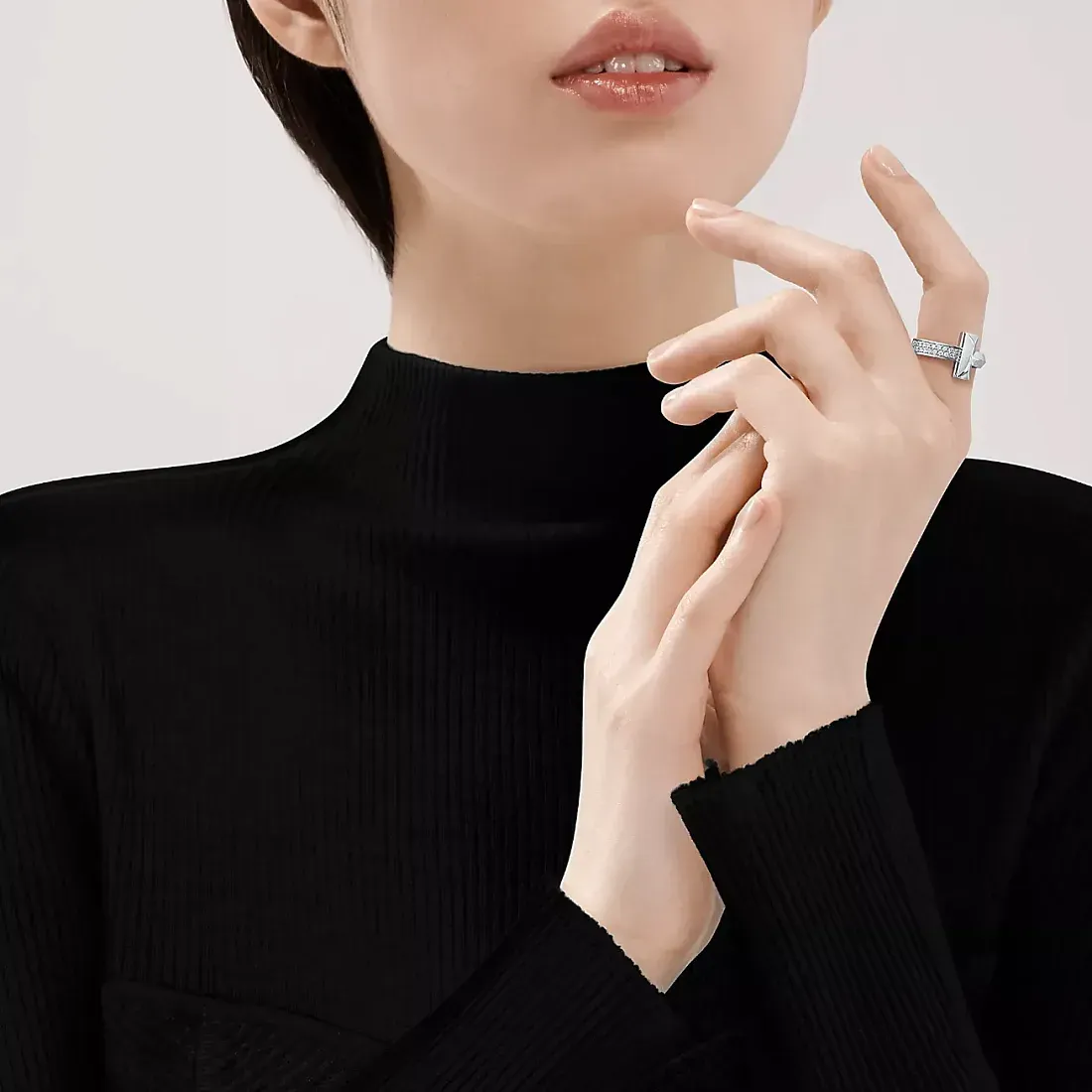 Tiffany & Co. Кольцо T T1 Ring with Diamonds White Gold - фото 2