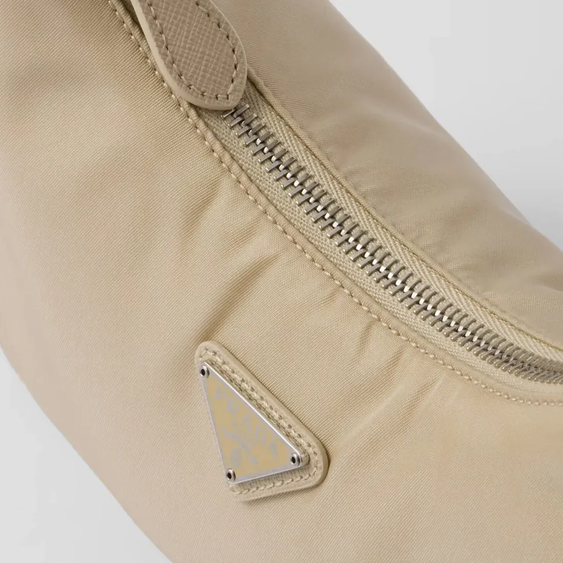 Prada Мини-сумка Re-Edition 2005 из Re-Nylon и сафьяновой кожи Desert Beige - фото 5