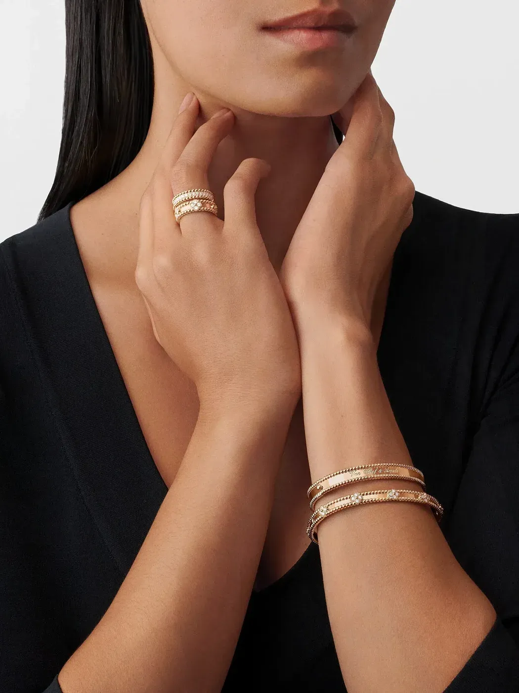 Van Cleef & Arpels Браслет Perlee Signature Medium Rose Gold - фото 2
