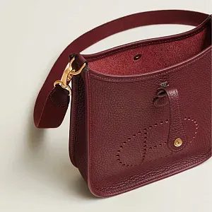 Hermès Сумка Evelyne 16 Rouge H Clemence Gold Hardware - фото 3